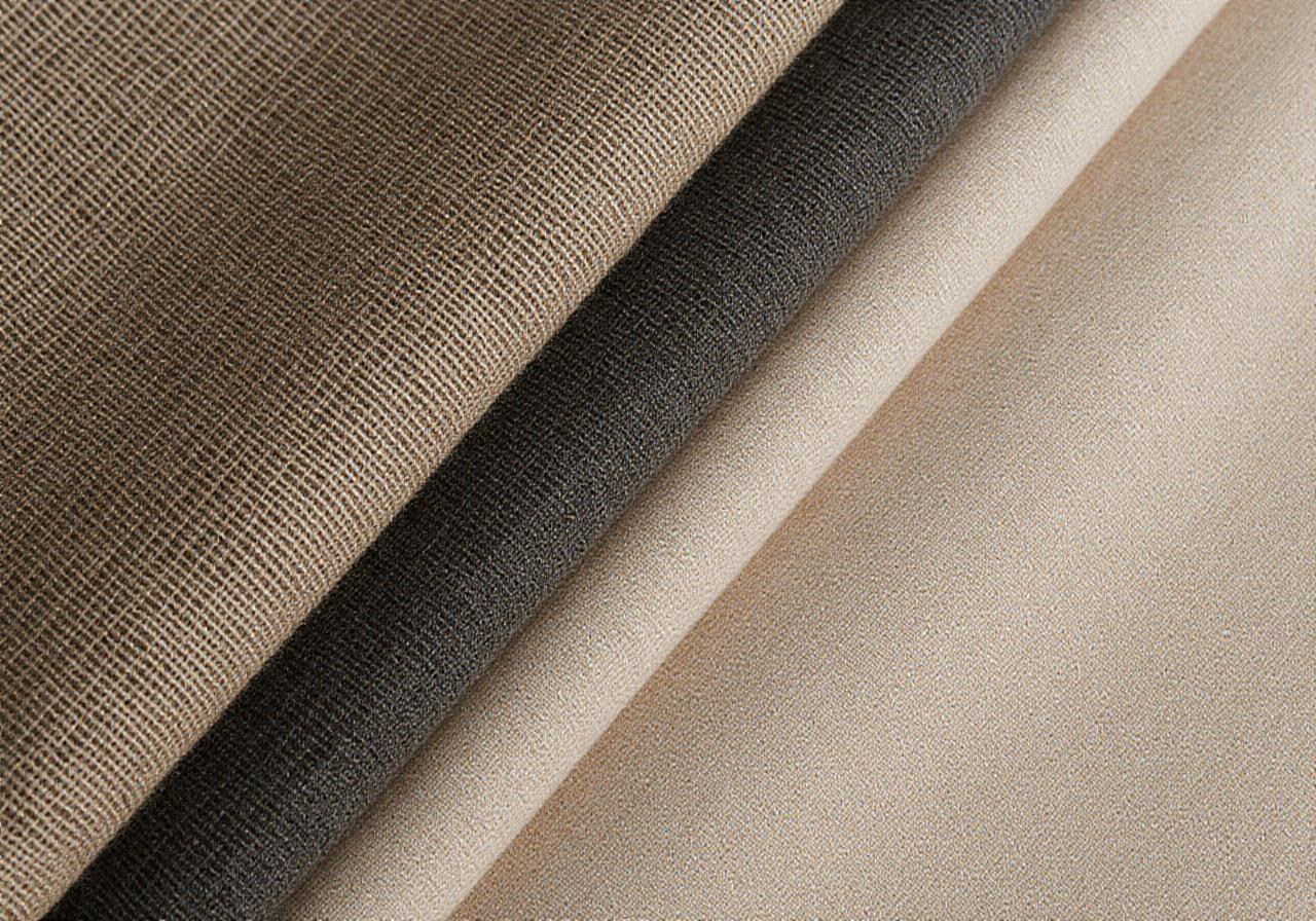 Nahaufnahme von hochwertigen Leinenstrukturen in natürlichen Erdtönen